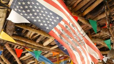 装饰国家旗帜国家挂字符串木热带平房异国情调的拉斯塔酒吧室内夏天海滩房子KOHPhangan岛泰国